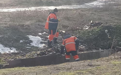 Для предотвращения подтопления в Мариуполе чистят самую проблемную ливневку (ФОТО)