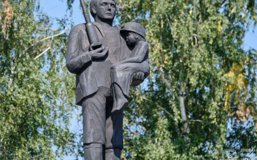 Глава Донецкой ОГА потребовал переделать ставший мемом памятник шахтеру