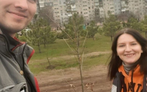 Экологическая эстафета: молодежь меткомбината имени Ильича запустила челлендж по высадке деревьев