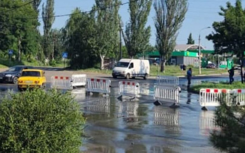 На мариупольском перекрестке прорвало канализацию: движение транспорта осложнено