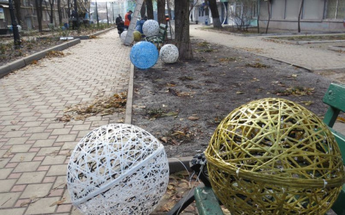 Центр Мариуполя преобразили гигантскими новогодними украшениями (ФОТОФАКТ)