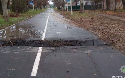 В Мариуполе проваливается дорога (ФОТО)