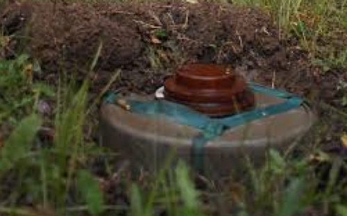 Под Мариуполем взрывоопасные вещества развешены на проводах и деревьях