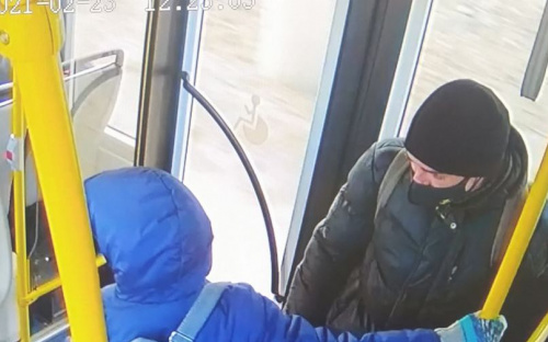 В Мариуполе мужчина преследовал ребенка. Школьника «отбили»