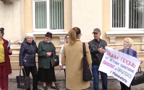 Мариупольцы вышли на митинг, требуя сохранить детский санаторий