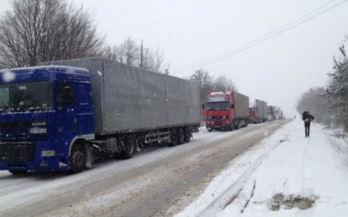 В Мариуполе из-за непогоды ограничили движение транспорта