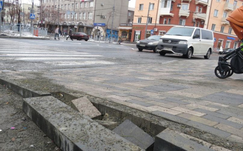 В центре Мариуполя начали разрушать обновленную Театральную площадь (ФОТОФАКТ)