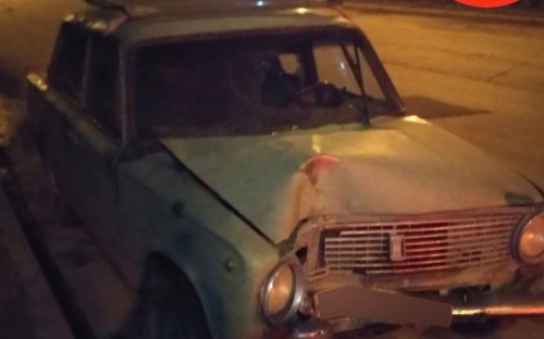 В Мариуполе водитель врезался в столб и бросил автомобиль