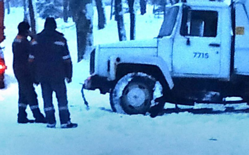 В Мариуполе мусоровоз провалился в люк (ФОТО)