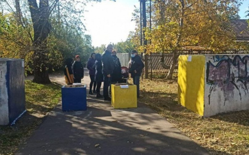 Детскую площадку в Мариуполе отгородили тумбами