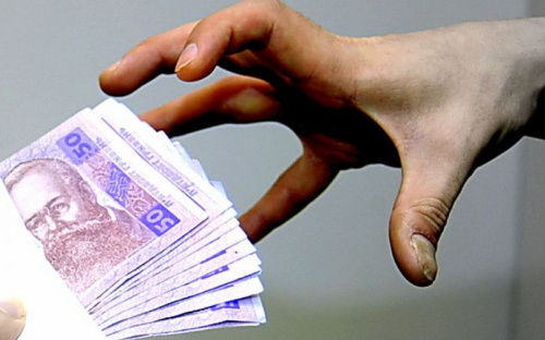 В Донецкой области чиновники взимали с переселенцев «дань» до 10 500 грн