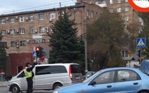 В центре Мариуполя столкнулись автомобили
