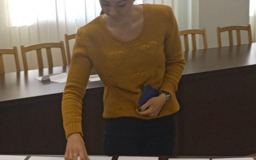 Тяните жребий: в Мариуполе между детьми-сиротами распределили квартиры (ФОТО)