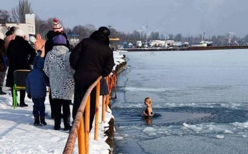Полторы тысячи мариупольцев окунулись в ледяное море на Крещение Господне