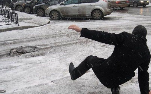 Из-за гололёда в Мариуполе пострадало более 10 жителей