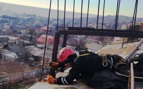 Над входом в мариупольскую школу свисала металлическая угроза (ФОТО)