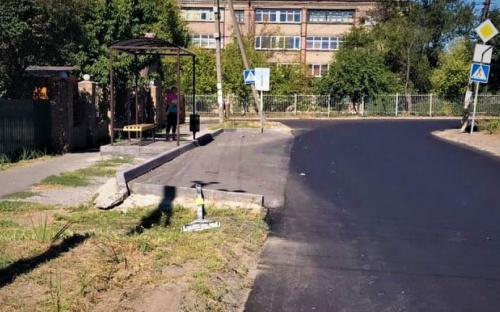 В Мариуполе автомобиль въехал в остановку общественного транспорта. Водитель скрылся