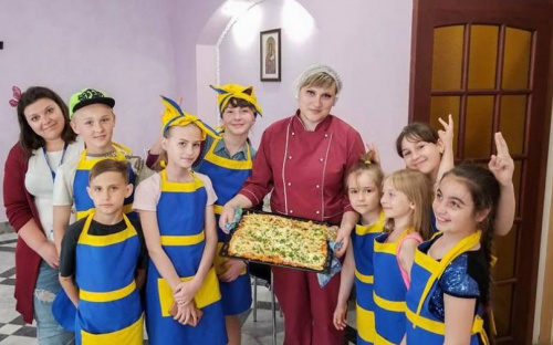 Мариупольцев приглашают помочь детям адаптироваться ко взрослой жизни (ФОТО)
