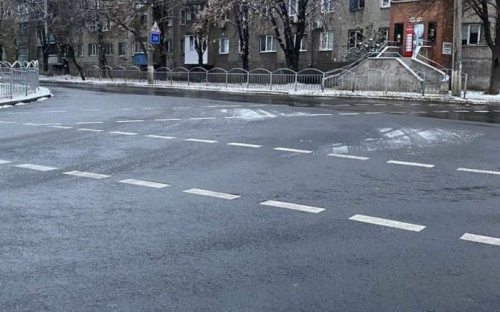 На заснеженные улицы Мариуполя вышли коммунальники