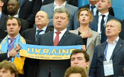 Порошенко привез Суркиса в Мариуполь на футбол 