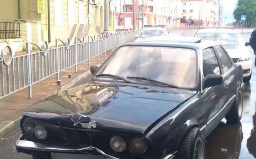 В центре Мариуполя водитель BMW влетел в ограждение (ФОТО)