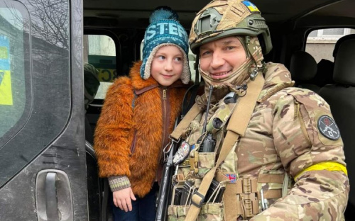 Семирічному Стасу з Бахмута волонтери подарували квартиру в Дніпрі – історія родини