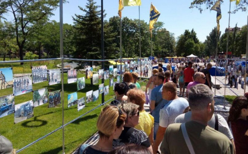 Стальной дракон, оркестр и аллея фотокарточек: в Мариуполе стартует фестиваль (ФОТОФАКТ)