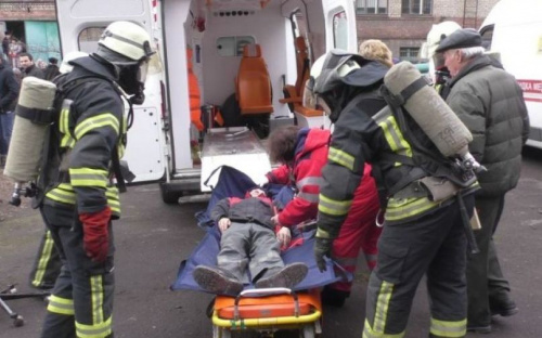 В Мариуполе пожарные и «скорая помощь» эвакуируют «пострадавших» из СК «Ильичевец»