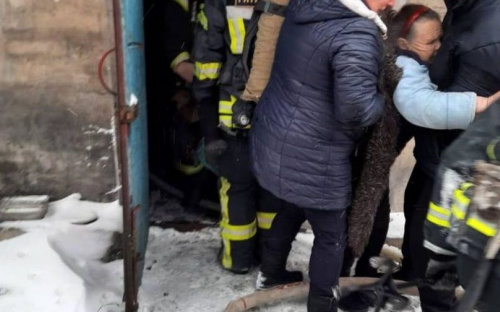 В Донецкой области загорелась квартира в жилом доме: спасали трех человек