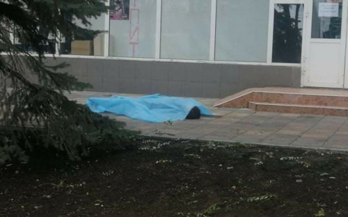 В центре Мариуполя из многоэтажки выбросилась  женщина