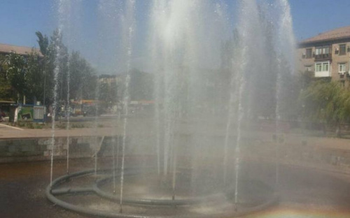 На мариупольской площади Независимости запустили фонтан, Wi-Fi и восстановили освещение (ФОТО)