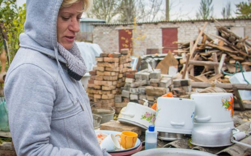 Красный Крест продолжает восстанавливать обстрелянные под Мариуполем дома (ФОТО)