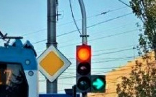 На оживленном перекрестке в Мариуполе установили дополнительный указатель