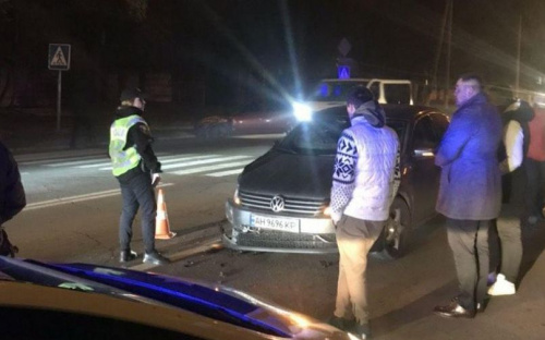 В Мариуполе столкнулись автомобили: одна из машин влетела в бордюр (ФОТО)