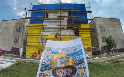Художник из Японии разрисовывает школу в Мариуполе (ФОТО)