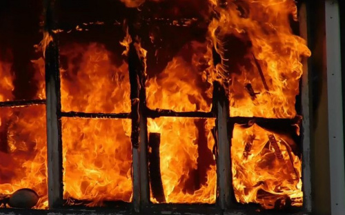В Мариуполе в огне пострадал пожилой мужчина