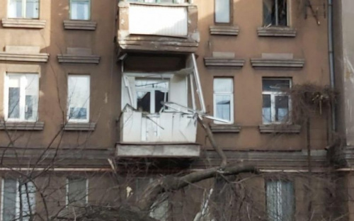 В Мариуполе ветер повалил дерево на многоэтажку. Выбиты окна и разрушен балкон (ФОТО+ВИДЕО)