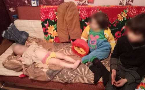 «Вышла на 10 минут»: в Мариуполе нашли мать, бросившую детей в запертой квартире (ФОТО)