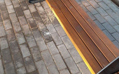 В Мариуполе вандалы раскурочили лавочки. Требуется замена стекол на пяти евроостановках