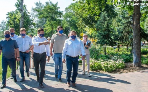 Мариупольский парк «Веселка» восстанавливают после ливня