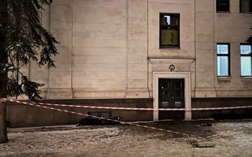 В Мариуполе мужчина разбился насмерть, упав с крыши драмтеатра
