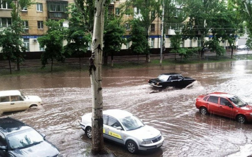 В Мариуполе ливень затопил дороги