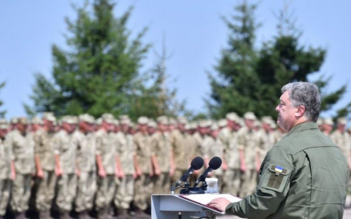 Порошенко: военным Донбасса увеличат денежное содержание