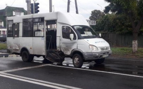 В Мариуполе легковушка влетела в автобус: есть пострадавшие (ФОТОФАКТ)