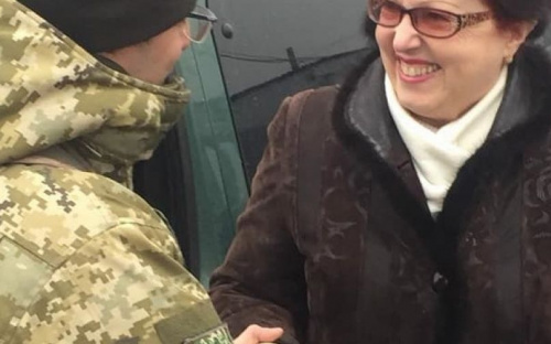 На КПВВ в Донецкой области женщин встретили поздравлениями (ФОТО)