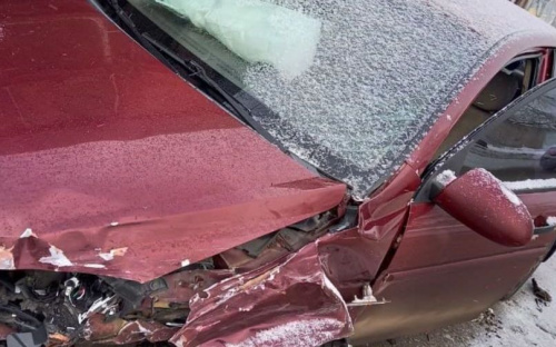 На встречке в Мариуполе столкнулись два авто. Пострадали водитель и пассажиры