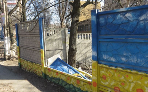 В Мариуполе вандалы добивают патриотический мурал (ФОТОФАКТ)