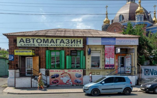 Ядовитые цвета и вывески на полфасада: Почему в Мариуполе нельзя фотографировать исторические здания? (ФОТО)