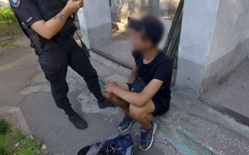 В Мариуполе подросток через окно забрался в чужую квартиру за ценными вещами
