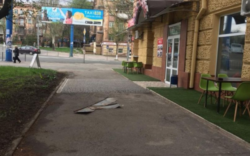 В центре Мариуполя с многоэтажки на прохожих падает крыша (ФОТО)
